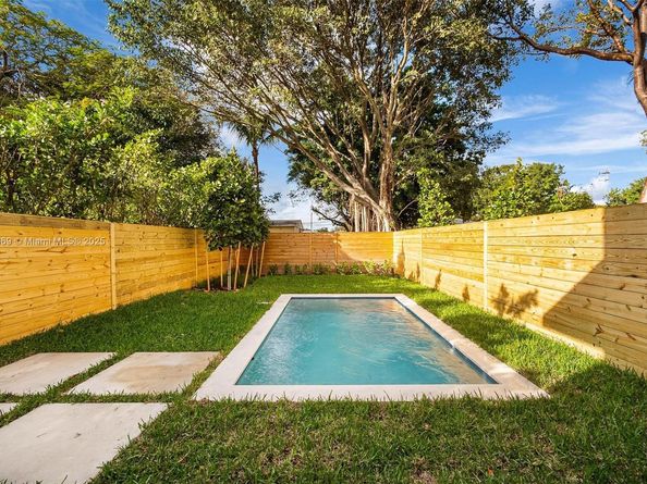 535 NW 52nd St, Miami FL 33127