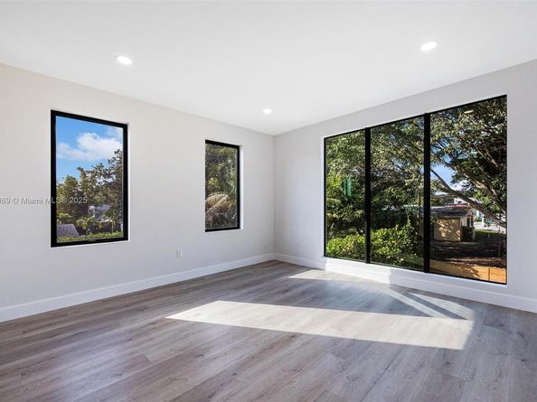 535 NW 52nd St, Miami FL 33127