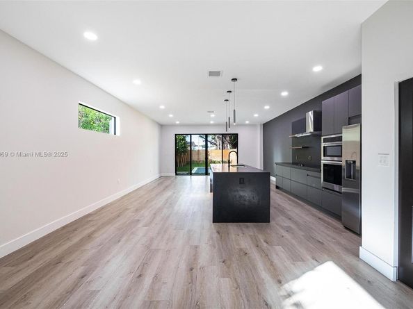 535 NW 52nd St, Miami FL 33127