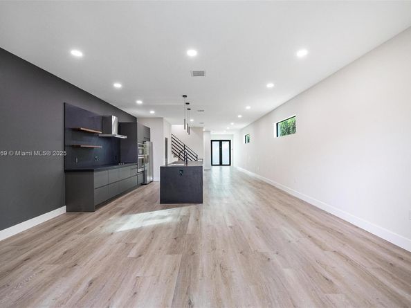 535 NW 52nd St, Miami FL 33127