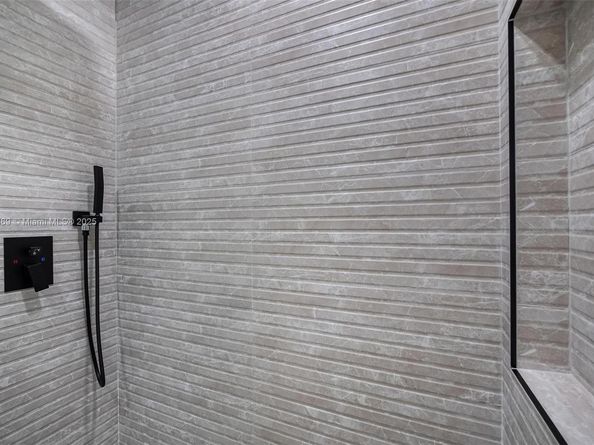 535 NW 52nd St, Miami FL 33127