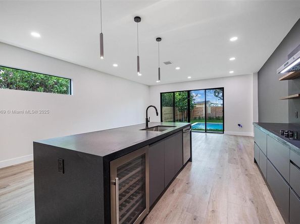 535 NW 52nd St, Miami FL 33127