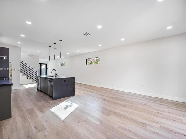 535 NW 52nd St, Miami FL 33127