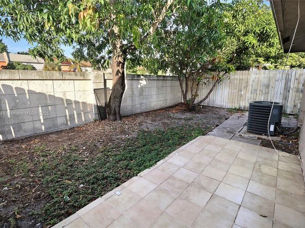 6533 Harbour Rd, North Lauderdale FL 33068