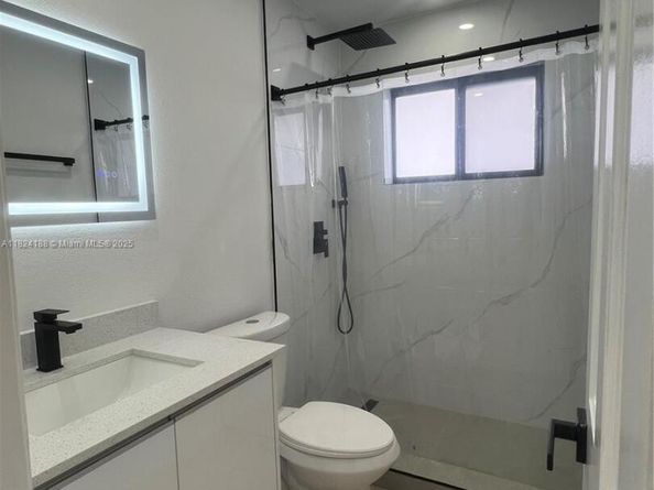 2368 / 2370 NW 33rd St, Miami FL 33142