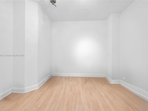 21050 Point Pl 2001, Aventura FL 33180