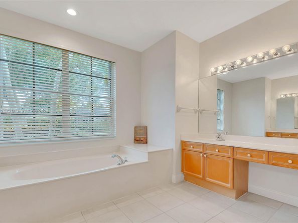 3943 Nighthawk Dr, Weston FL 33331