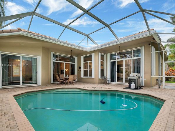 3943 Nighthawk Dr, Weston FL 33331