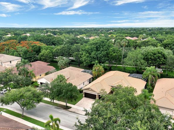 3943 Nighthawk Dr, Weston FL 33331