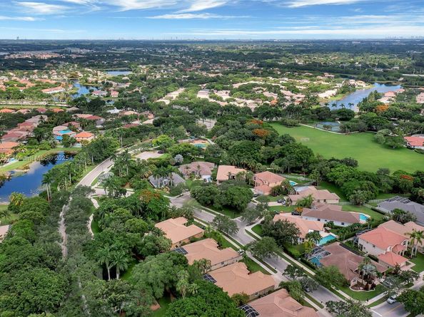 3943 Nighthawk Dr, Weston FL 33331