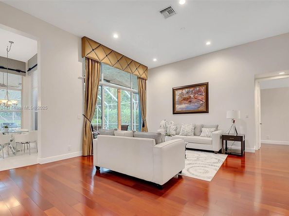 3943 Nighthawk Dr, Weston FL 33331