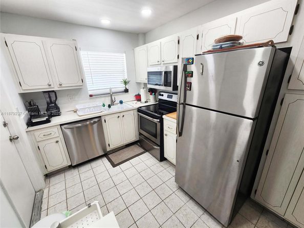 580 Egret Dr 322, Hallandale Beach FL 33009