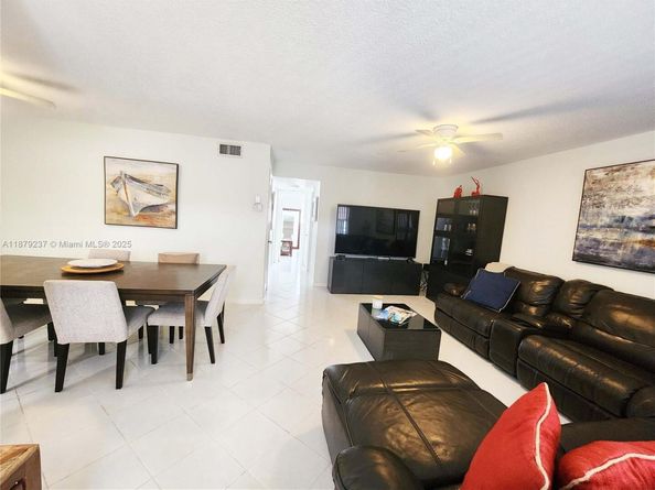 580 Egret Dr 322, Hallandale Beach FL 33009
