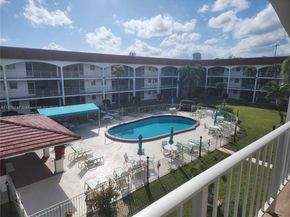 580 Egret Dr 322, Hallandale Beach FL 33009