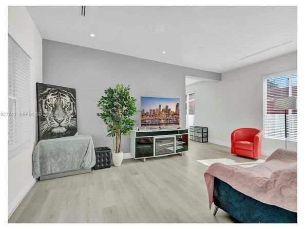 2900 SW 4th St, Miami FL 33135