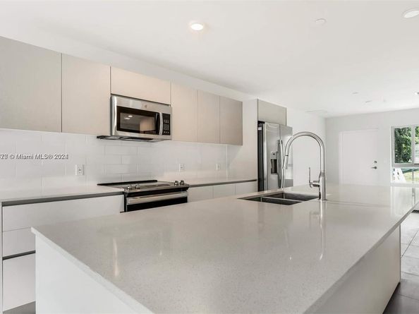 2561 NE 193rd St 1103, Miami FL 33180