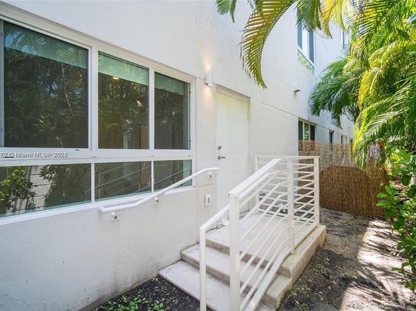 2561 NE 193rd St 1103, Miami FL 33180