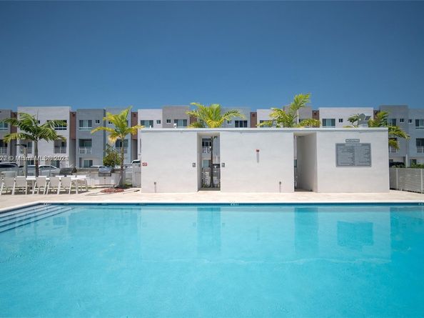 2561 NE 193rd St 1103, Miami FL 33180