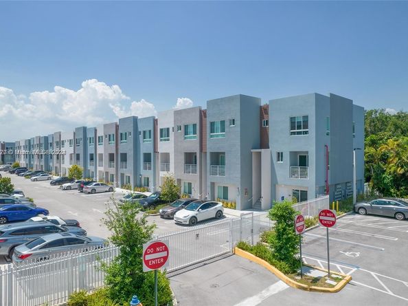 2561 NE 193rd St 1103, Miami FL 33180