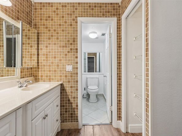 195 Lakeview Dr 105, Weston FL 33326
