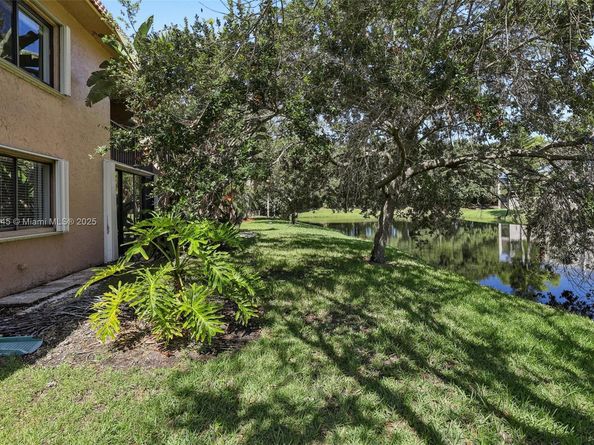 195 Lakeview Dr 105, Weston FL 33326