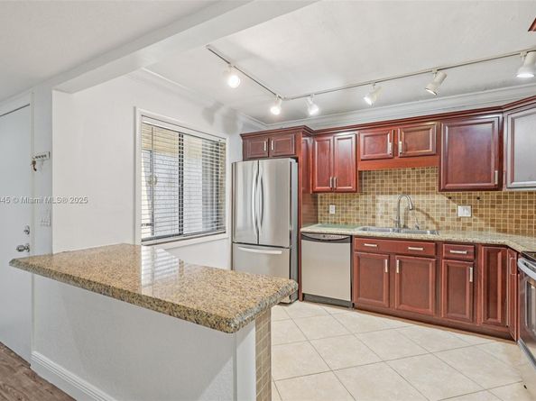 195 Lakeview Dr 105, Weston FL 33326