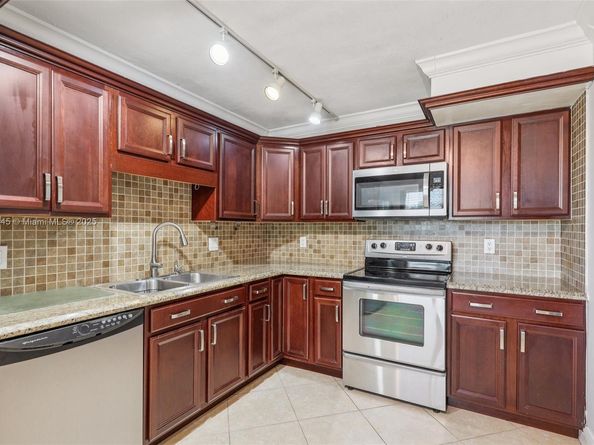 195 Lakeview Dr 105, Weston FL 33326