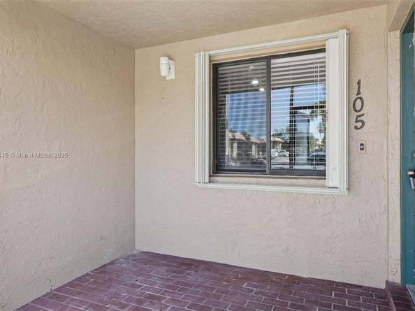 195 Lakeview Dr 105, Weston FL 33326