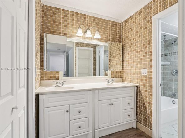 195 Lakeview Dr 105, Weston FL 33326