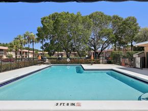 195 Lakeview Dr 105, Weston FL 33326