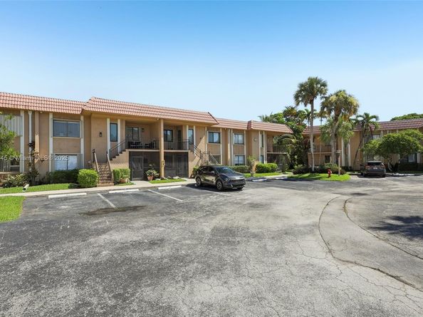 195 Lakeview Dr 105, Weston FL 33326