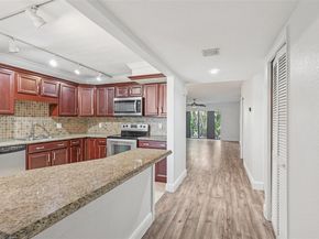 195 Lakeview Dr 105, Weston FL 33326