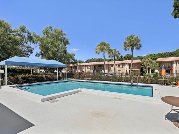 195 Lakeview Dr 105, Weston FL 33326