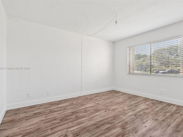 195 Lakeview Dr 105, Weston FL 33326