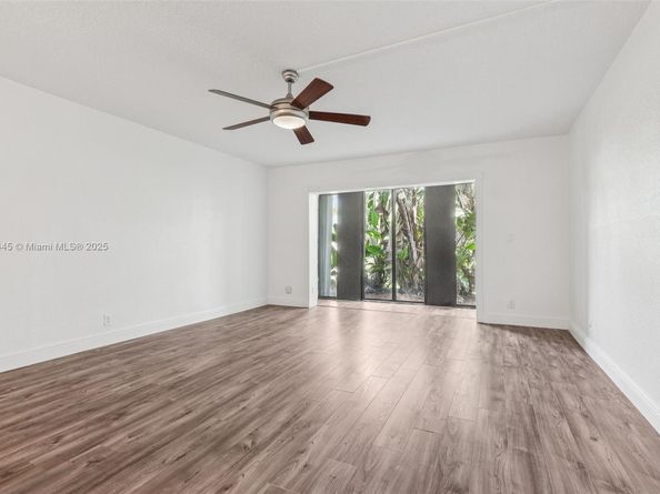 195 Lakeview Dr 105, Weston FL 33326