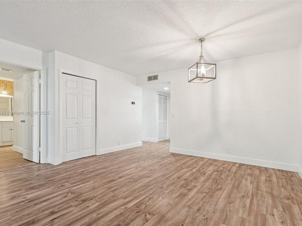 195 Lakeview Dr 105, Weston FL 33326