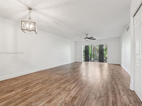 195 Lakeview Dr 105, Weston FL 33326