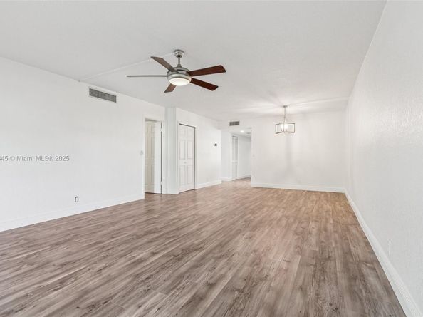 195 Lakeview Dr 105, Weston FL 33326