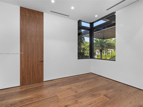 11404 N Bayshore Dr, North Miami FL 33181