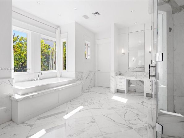 4340 N Bay Rd, Miami Beach FL 33140