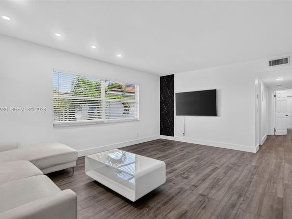 2100 Diana Dr 310, Hallandale Beach FL 33009