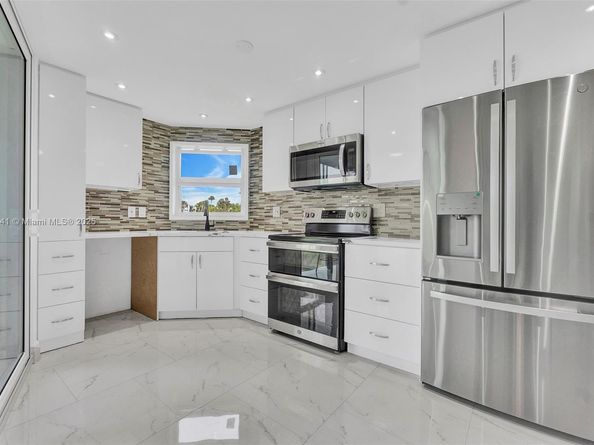 3661 Via Poinciana 206, Lake Worth FL 33467