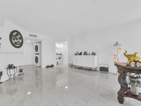 3661 Via Poinciana 206, Lake Worth FL 33467