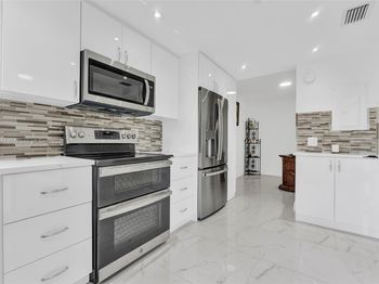 3661 Via Poinciana