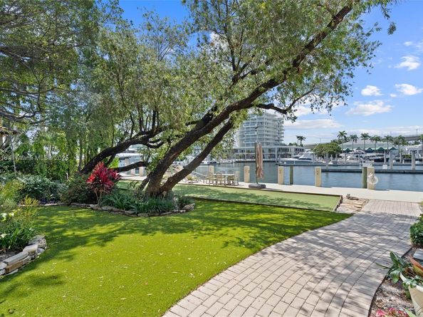 2500 Mercedes Dr, Fort Lauderdale FL 33316