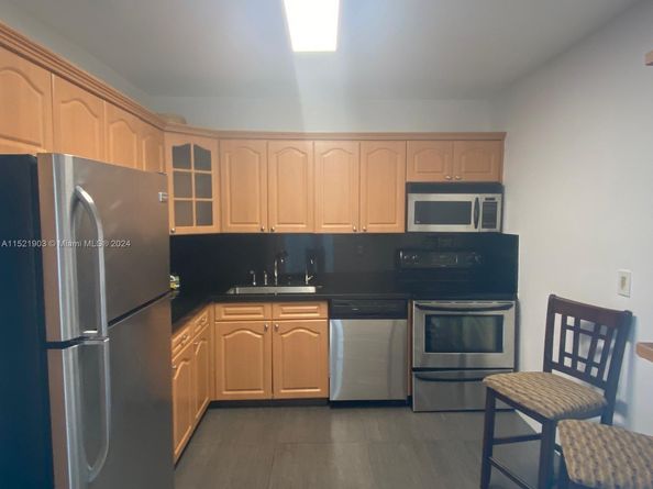 2450 NE 135th St 1012, North Miami FL 33181