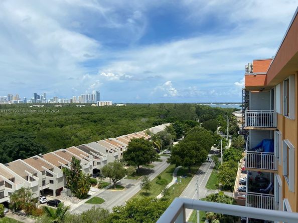 2450 NE 135th St 1012, North Miami FL 33181