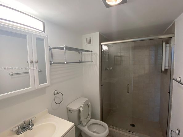 2450 NE 135th St 1012, North Miami FL 33181