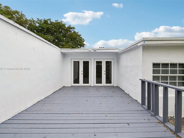 299 S Biscayne River Dr, Miami FL 33169