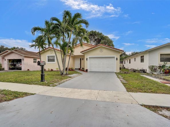 2444 Raleigh St, Hollywood FL 33020